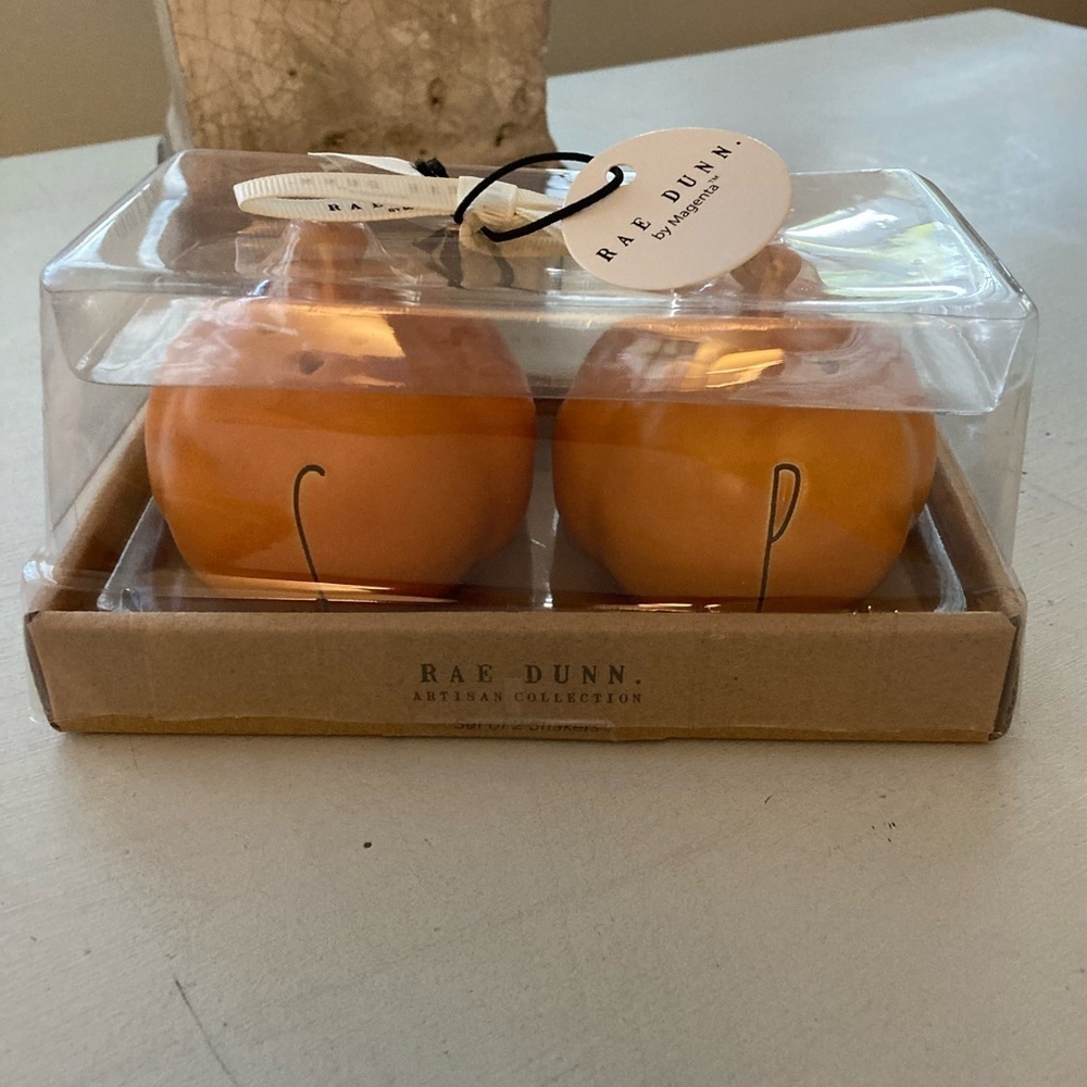NIB! Rae Dunn Pumpkin FALLTHANKSGIVING Salt and Pepper Shakers - Picture 1 of 5